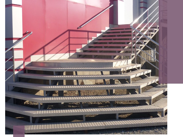 Лестницы для магазина в Новоуральске — изготовление и монтаж