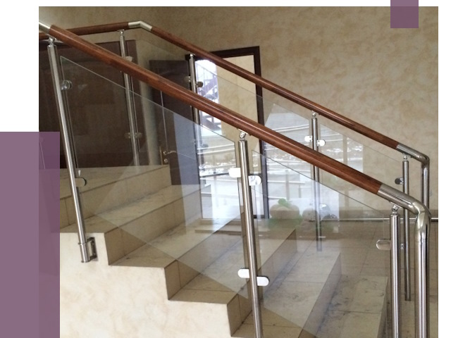 Комбинированные перила из металла и дерева в Новоуральске