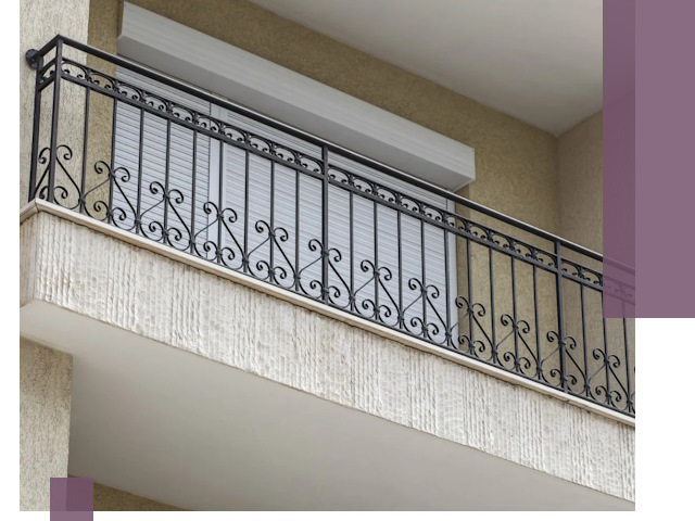 Балконные ограждения из металла и стекла в Новоуральске для домов