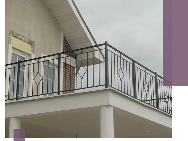 Изготовление балконных ограждений в Новоуральске из металла и стекла