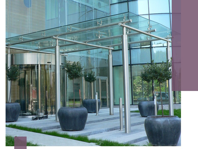 Навесы из стекла на заказ в Новоуральске — монтаж и установка