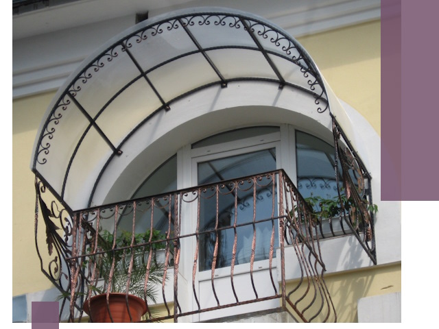 Козырьки над балконом в Новоуральске — изготовление и монтаж